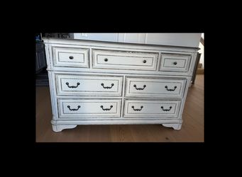 Beautiful French Provincial 7-Drawer Dresser – Distressed White – $180