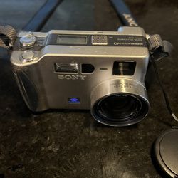 Sony DCS-S70 Cyber Shot 3.3 Mega Pixel Digital Camera 