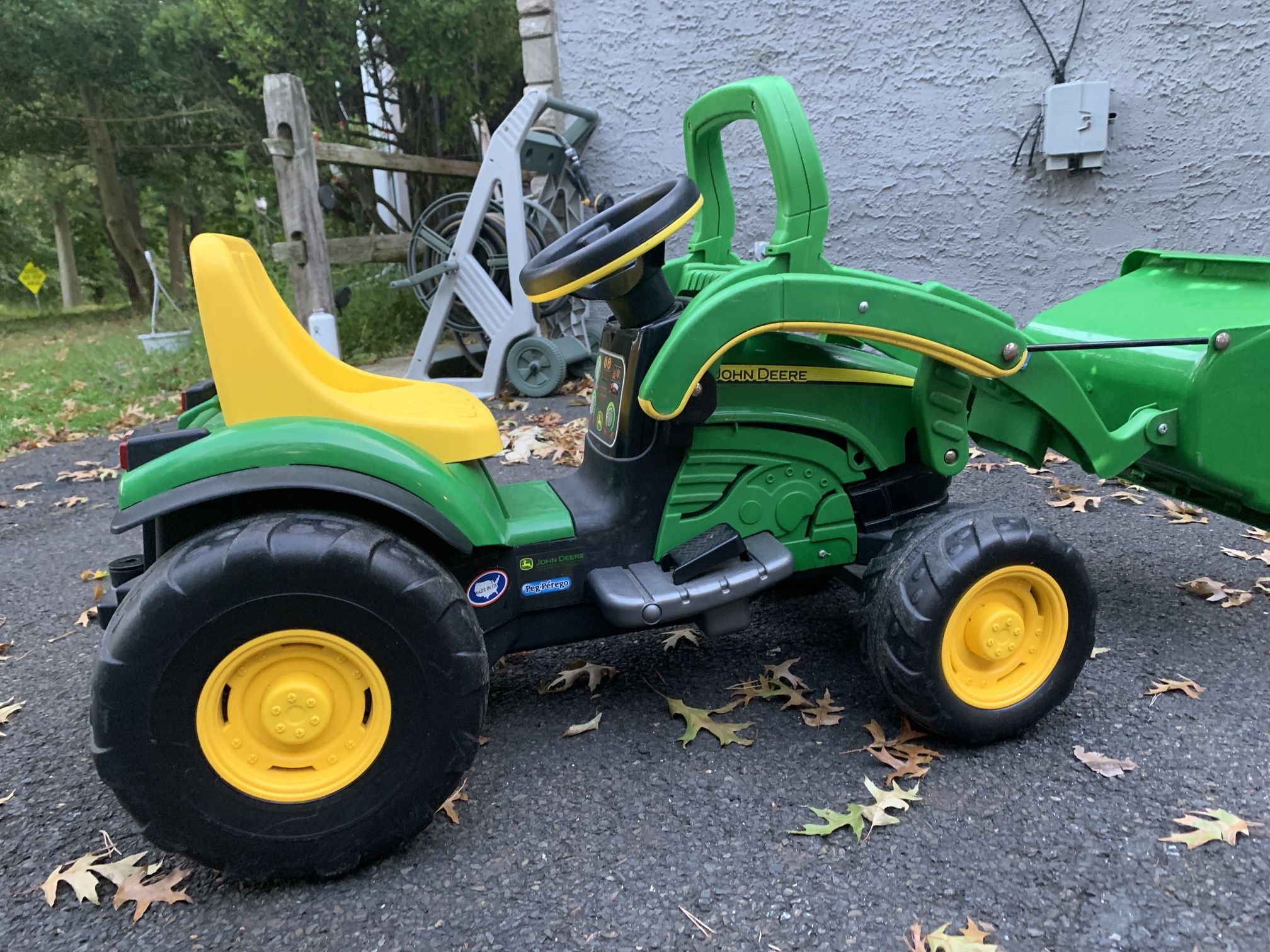 John Deere Power Wheels  Ride On Tractor/front End Loader