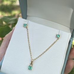 emerald set earrings and necklace 