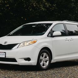2014 Toyota Sienna AWD – Clean Title – 158K Miles LIFETIME OIL CHANGES – Toyota Bellevue
