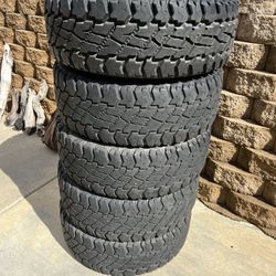 Tires Cooper Discoverer S/T Maxx 285/75R 16 