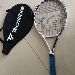 Kids tennis racket: Tecnifibre TFight Tour 25"