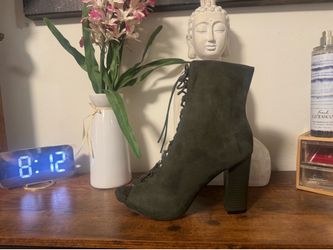 Brand new high heel size 8