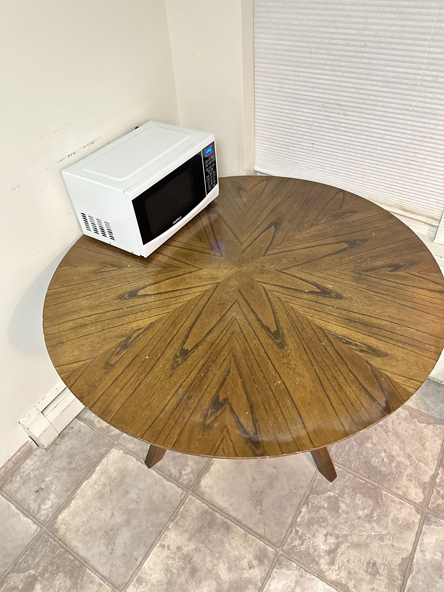 “Wide Round Dining Table for 4 – Ideal for Family Gatherings”
