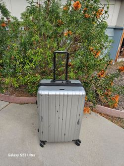 4 wheels  suit case  very  light  heavy Duty zipper move  smoothly wheels  spin freely