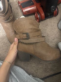 Brown boots with chain