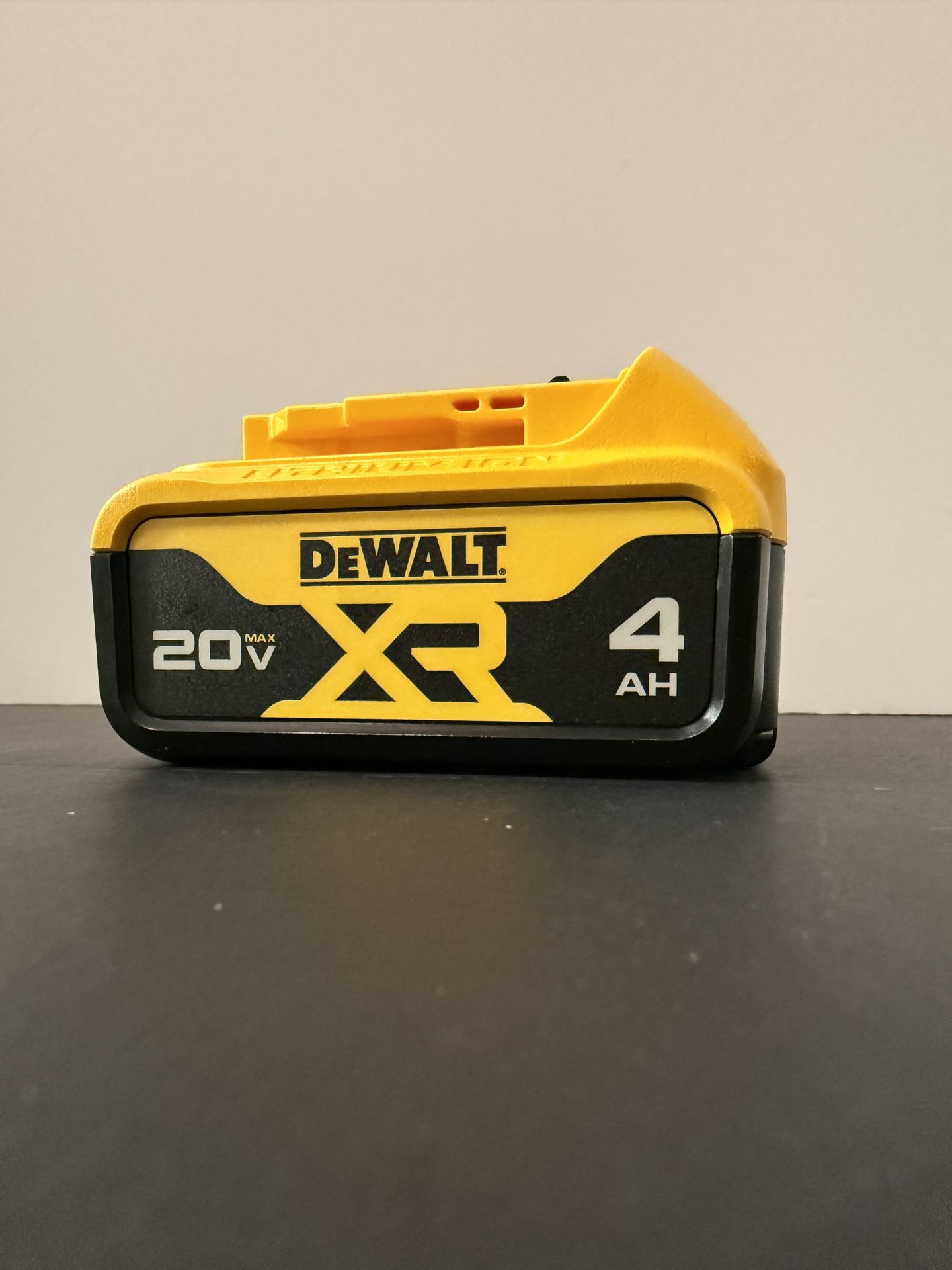 🔥 DEWALT 20V MAX XR 4Ah Battery – READY TO WORK 🔥