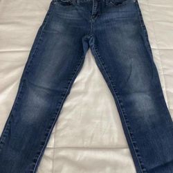 Levis De mujer  Tallas 7,4,27  Lucky brand  Tallas  8/29,8/29,6/28  Nydj  Tallas 2,6  $120 por todos