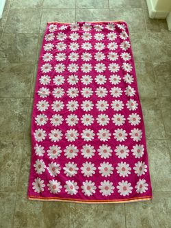 Pink Daisy Print Beach Towel