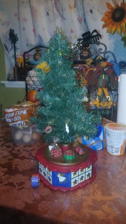 1996 Avon Christmas Is Coming Musical Revolving Advent Tree Countdown