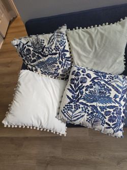Set of 4 Blue and White Decorative Throw Pillows
