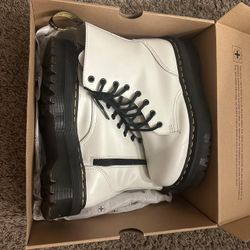 DR AIRWAIR MARTENS jadon white, size 8 women’s