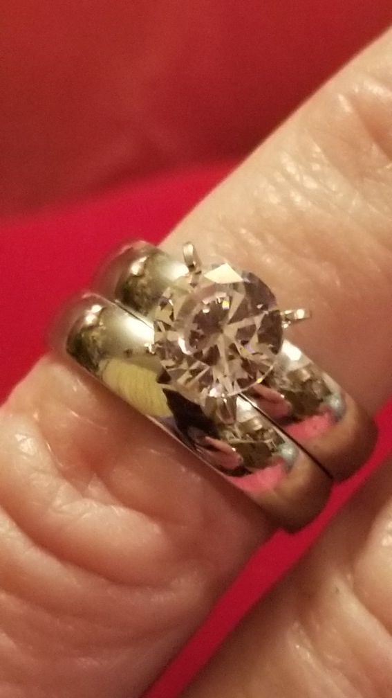 Stainless steel 2 piece wedding set with a 1 ct. Cz solatare. Size 6