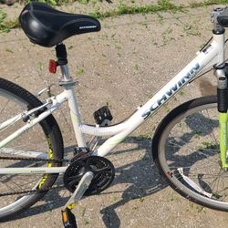Schwinn Trailway Aluminum Hybrid Bike