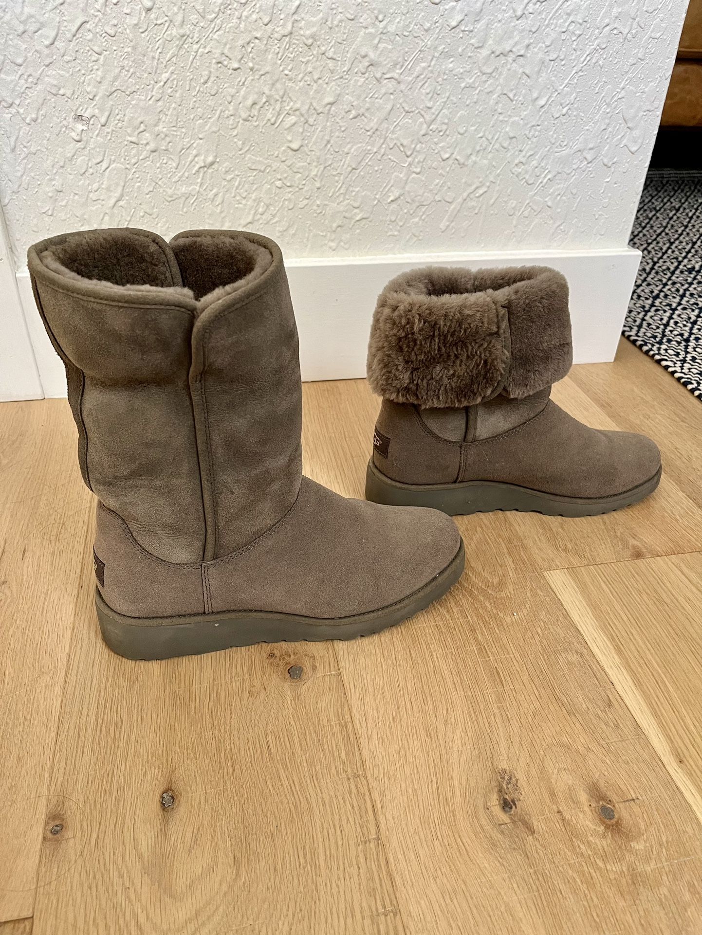 UGG Australia Amie Boots Women’s Size 8.5 Gray