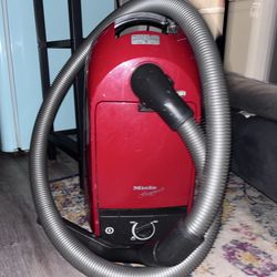 MMiele Canister Vacuum Strong Suction, Great Condition