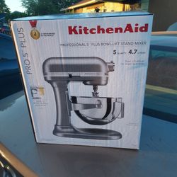 New In Box KitchenAid Professional 5qt Stand Mixer 