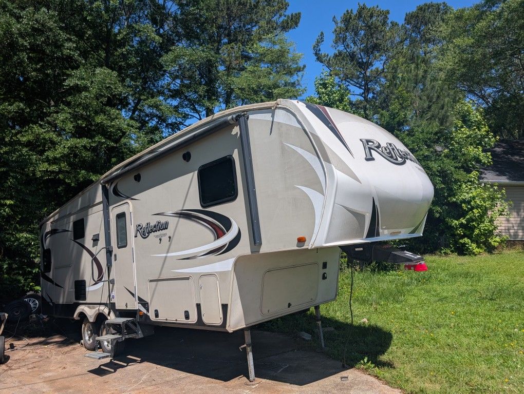 INCREDIBLE 2016 REFLECTION 29RS SUPER LIGHT 5TH. CAMPER TRAVEL TRAILER