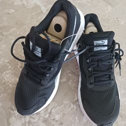 BRAND NEW PUMAS SHOES FOR WOMEN & SIZE 10......😁😊😍