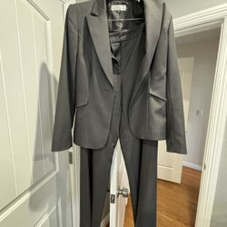 Tahari size 6 Women’s Pant Suit - Grey