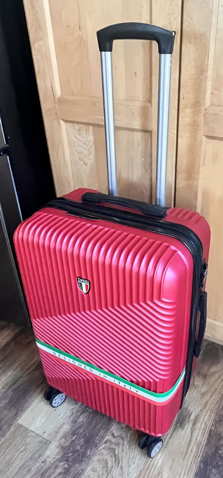 Tucci LUGGAGE Red Hardside 8 Wheel Spinner Suitcase 3D Embossed Design 26"(Like New)