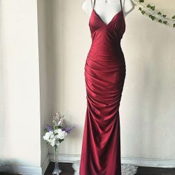 Burgundy fitted dress with beautiful silver ringhstones straps, and lace closure in the back
/ PARTY / WEDDING / PROM / CHRISTMAS/ FITTED DRESS