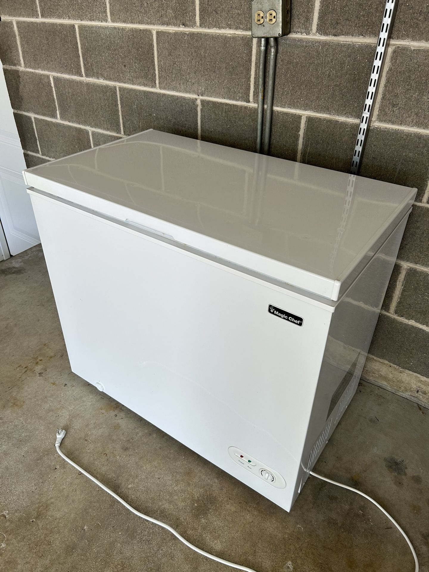 Chest Freezer Magic Chef White