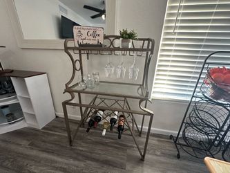 Wine bar - holds 6 bottles/10 large wine glasses(probably 15 champagne flutes)