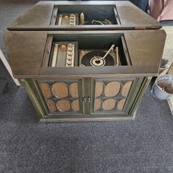 1968 Magnavox Roll Top Two Way Record Player & Radio 