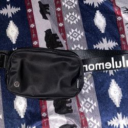  Lululemon Belt Bag Mini