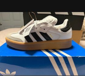 Tenis Adidas   Cada par cuesta 45