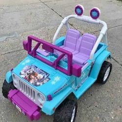 audience along Kids' Electric Car - Joy and Thrills for Little Drivers