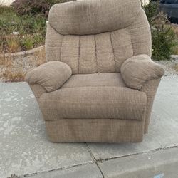 Free Chair! Curb Alert Come Get Now. 