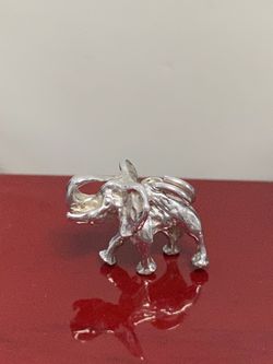 Gorgeous elephant 🐘 charm pendant Weight 2.8g $15