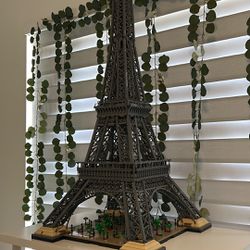 LEGO-Eiffel Tower 100% Built