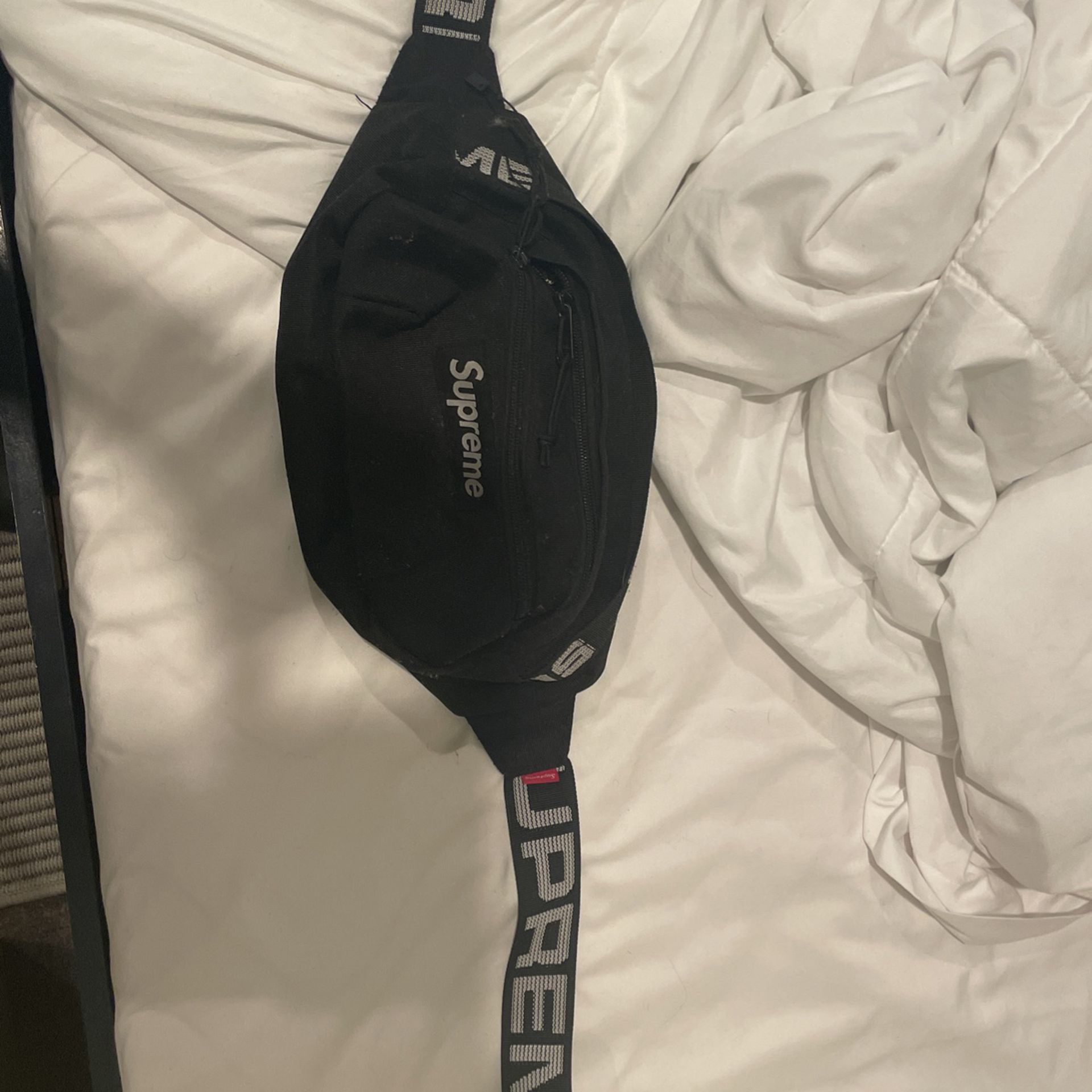 Supreme fanny Pack black and white