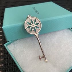 TIFFANY & Co. gorgeous Large Silver Daisy Diamond Key Necklace