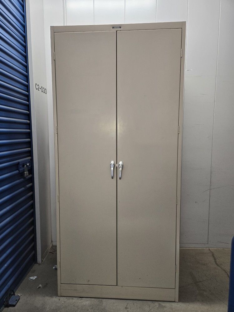 Solid Metal Storage Cabinet With 2 Keys π π