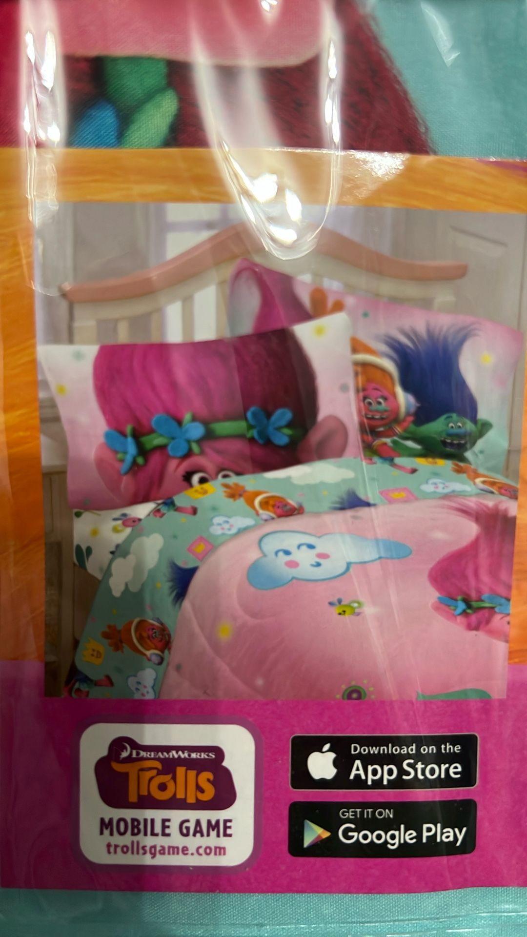 Brand new Trolls Full Sheet Set. Includes: 1 flat Sheet, 1 Fitted Sheet and 2 Standard Pillowcases