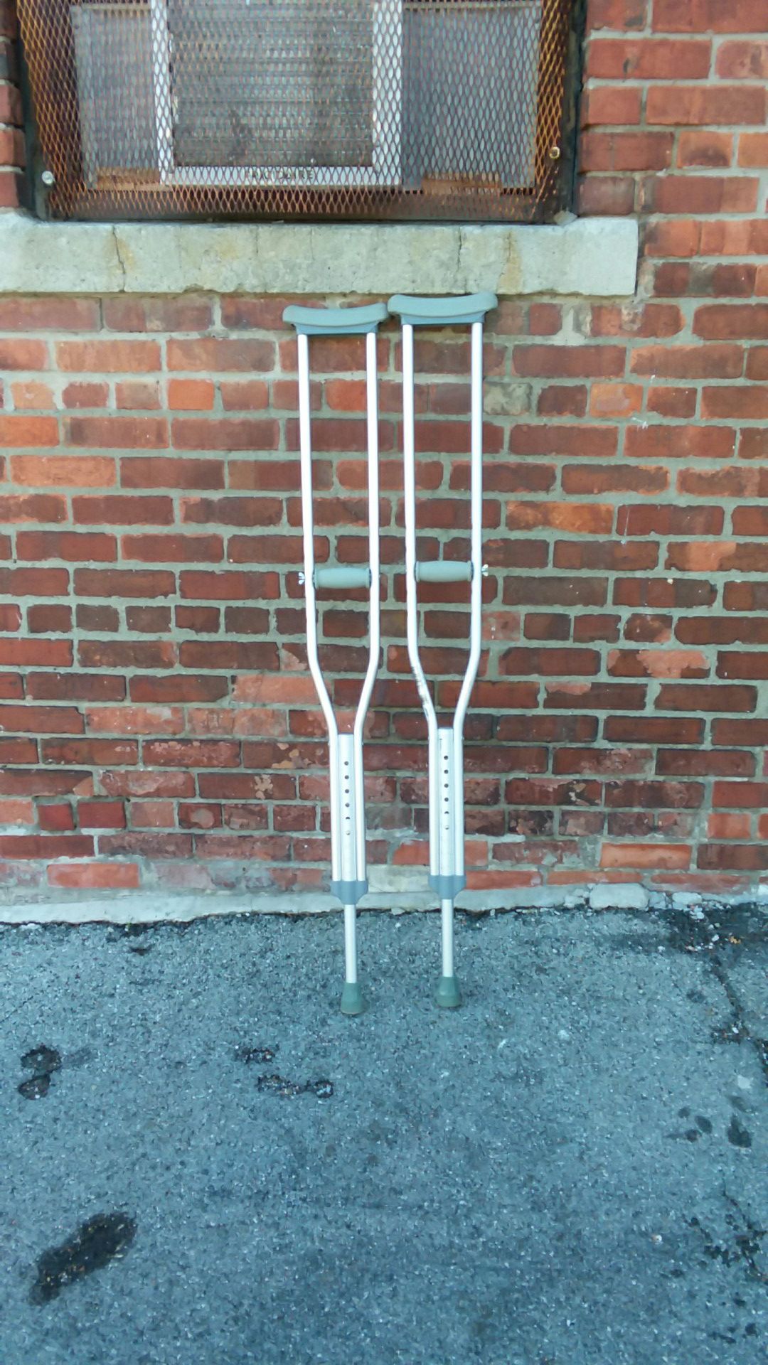 Adult adjustable aluminum crutches