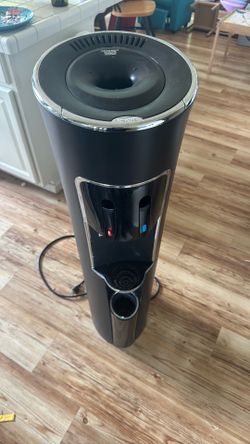 Hot and cold water dispenser.