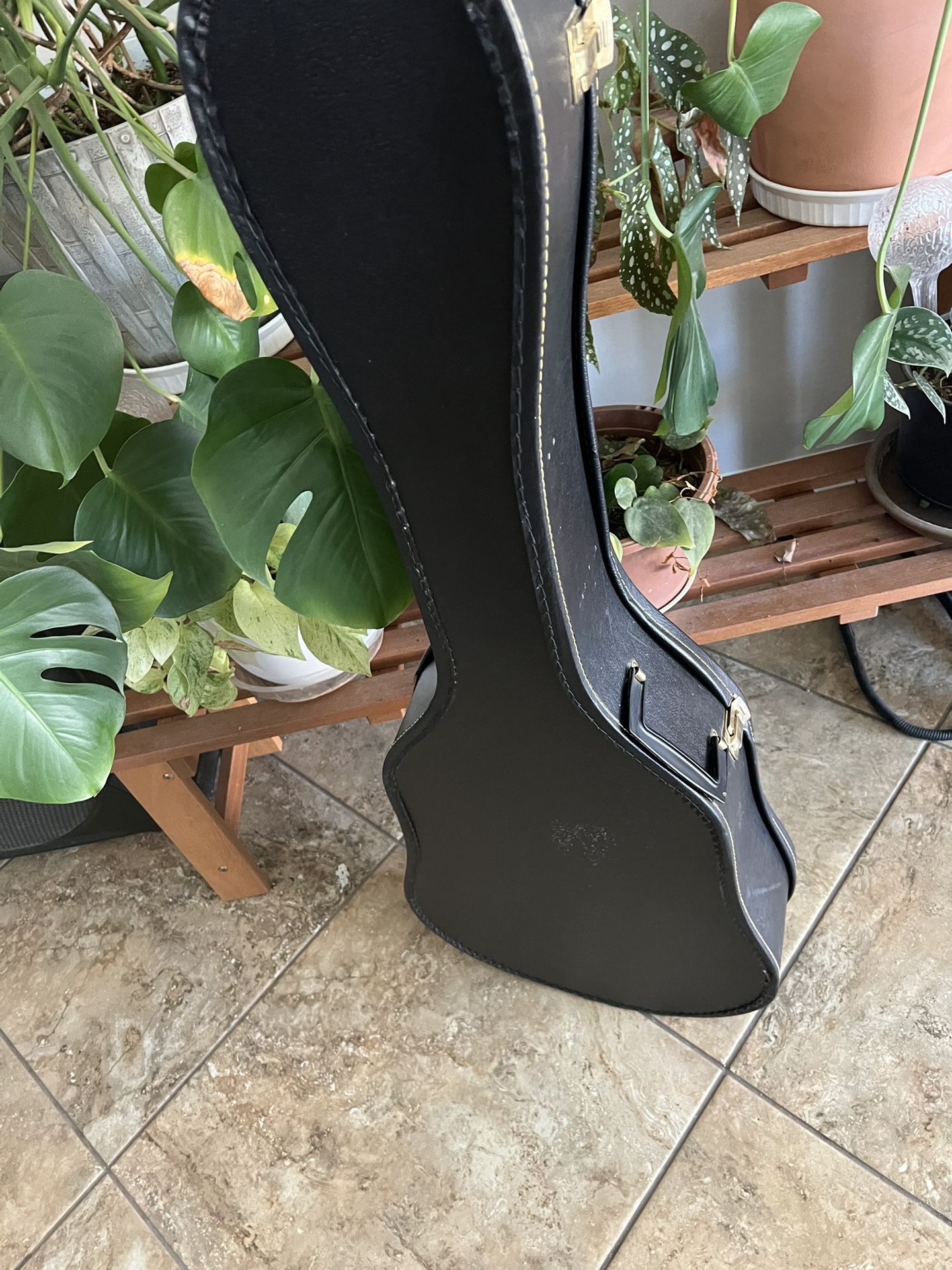 Black Hard shell Guitar Case 16x43in