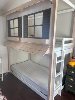 Bunk bed Twin ( no mattress ?)