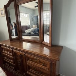 Dresser with tri-fold mirror Or vanity dresser
