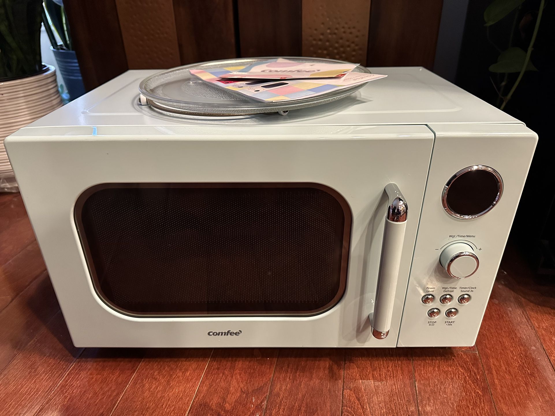 Brand New COMFEE' CM-M091AGN Retro Microwave with Multi-stage Cooking