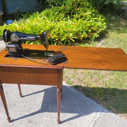 1948 Singer Sewing Machine With Accessories