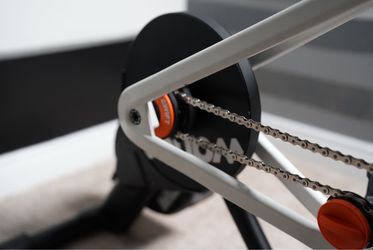 Se vende Zwift Ride con Wahoo KICKR CORE 2 🚴‍♂️ Está prácticamente nueva, no se usó. Color blanco, con cambios virtuales integrados, silenciosa y aju