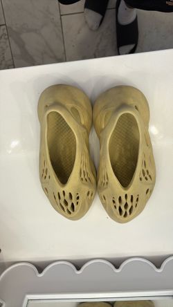 Yellow Yeezy Foam Runners size 7.5