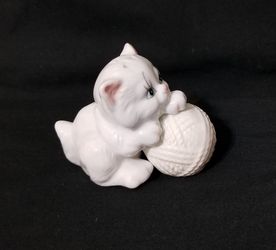 White Kitten Kitty Cat & Ball of Yarn Ceramic Salt & Pepper Shakers Unused